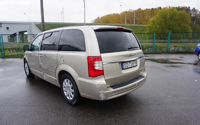 Chrysler Town &amp; Country cena 26990 przebieg: 247000, rok produkcji 2014 z Gdańsk małe 121